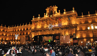 NOCHEVIEJA UNIVERSITARIA    A mediados de diciembre, cada año, universitarios venidos de todo el mundo despiden el año en la Plaza Mayor de Salamanca